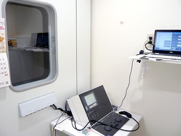聴力検査室と機器